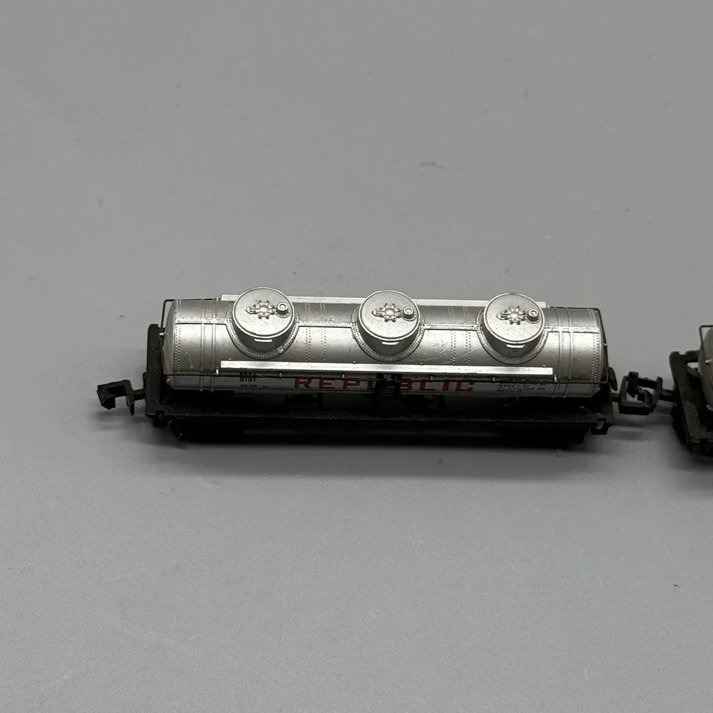 Lot of 2 Bachmann Republic 8181 3-Dome Tank Cars N Scale Vintage Freight Cars
